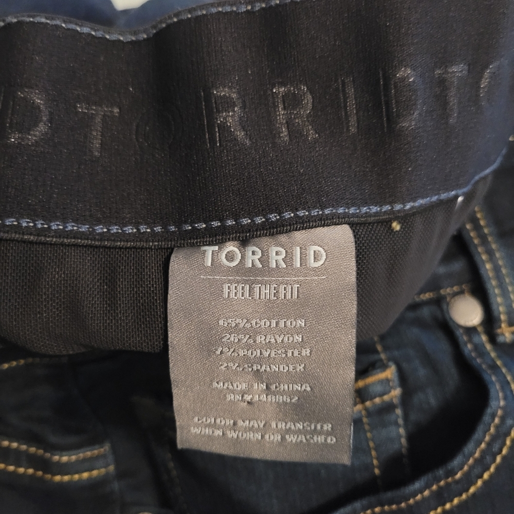 TORRID Jean Shorts Size 22 Feel The Fit Denim Blue Dark Wash Stretch Waist NWT - Picture 5 of 6